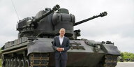 Bundeskanzler Scholz steht vor einem Panzer