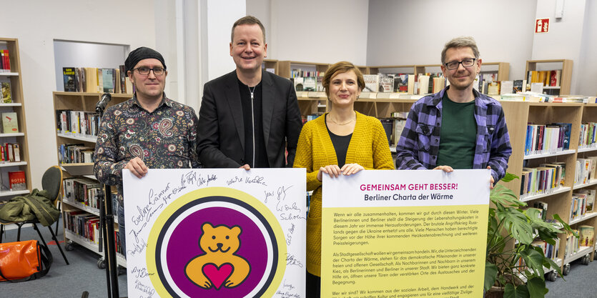 Am 23. Dezember in der Stadtbibliothek Pankow. Tim Schumann (rechts im Bild) leitet die Einrichtung