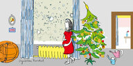 Eine schwangere Frau in rotem Kleid steht in einem Zimmer neben dem Weihnachtsbaum, der erfreut lächelnd auf sie herabsieht