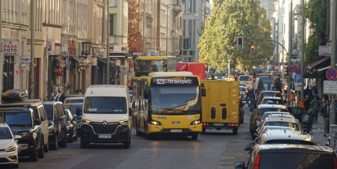 Oranienstraße in Kreuzberg mit Lieferwagen in zweiter Reihe und BVG-Bus