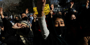 Afghanische Frauen recken ihre Fäuste in die Luft