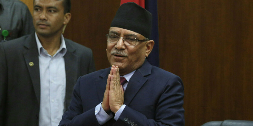 Pushpa Kamal Dahal mit aneinandergelegten Händen