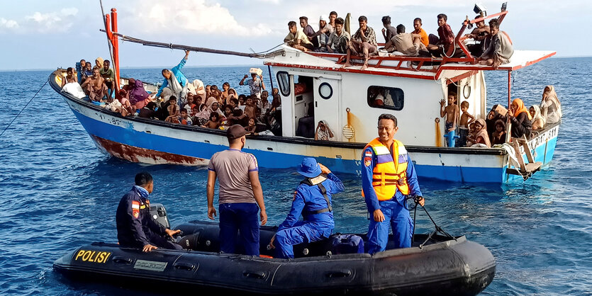 Menschen auf vollen Booten