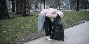 Drogenerkrankte Frau am Hamburger Haoptbahnhof