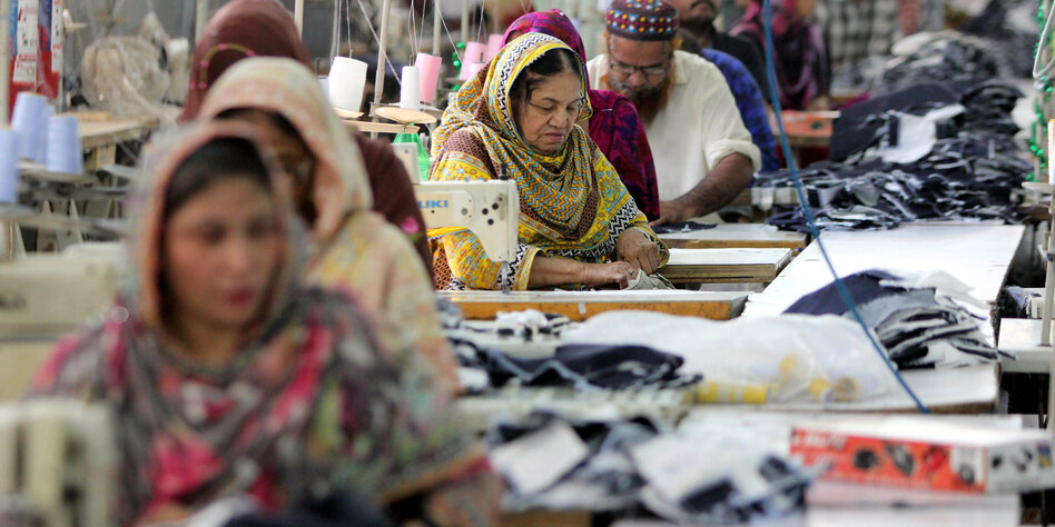Tex­til­ar­bei­te­r:in­nen in Pakistan: Fortschritte in der Textilbranche