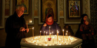 In einer orthodoxen Kirche werden Kerzen angezündet