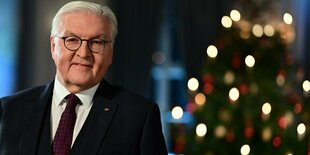 undespräsident Frank-Walter Steinmeier guckt bei der Aufnahme seiner Weihnachtsansprache 2022 im Schloss Bellevue in die Kamera