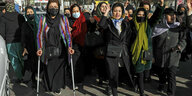 Frauen demonstrieren auf einer Straße in Kabul in Afghanistan