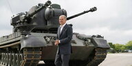 Kanzler Olaf Scholz vor einem Gepard-Panzer