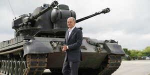 Kanzler Olaf Scholz vor einem Gepard-Panzer