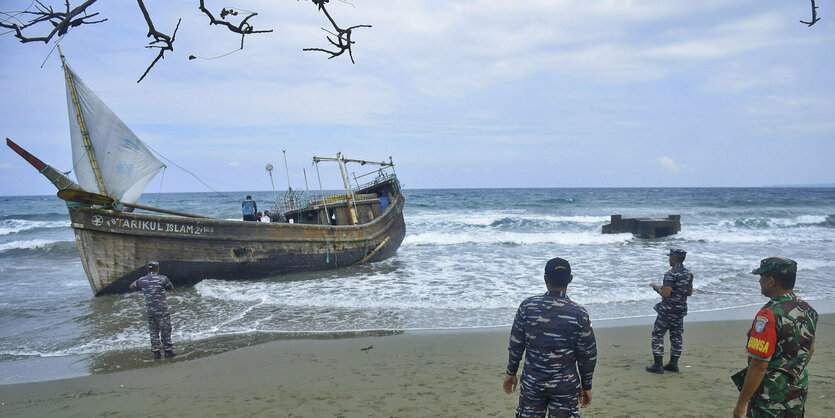 Ein leeres alten Boot an einem Strand