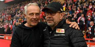 Die Fußballtrainer Christian Streich und Urs Fisscher Arm in Arm