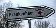 Ein Schild mit der Aufschrift "Krankenhaus"