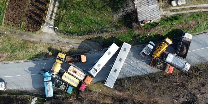 Dronenaufnahme einer Straßenblockade