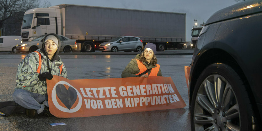 Aktivist:innen der Letzten Generation bei einer Straßenblockade