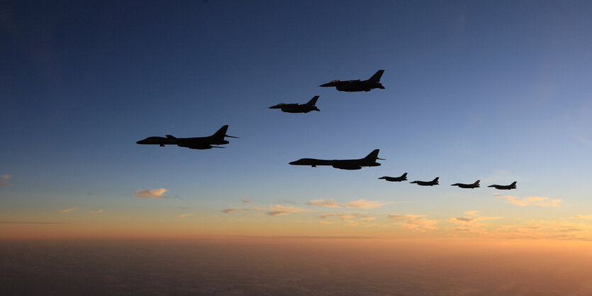 Militärjets fliegen in einer Formation