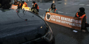 Aktivisten der Umweltschutz-Gruppe "Letzte Generation" blockieren die Ausfahrt der Stadtautobahn an der Beusselstraße