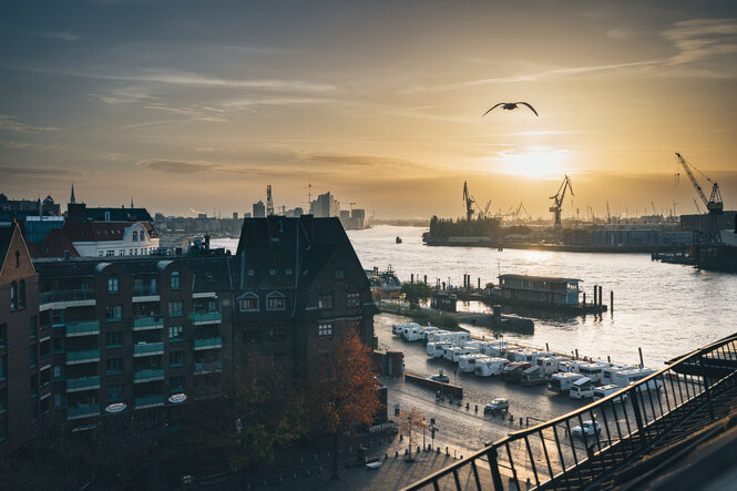 Blick über den Hamburger Hafen in der Abenddämmerung