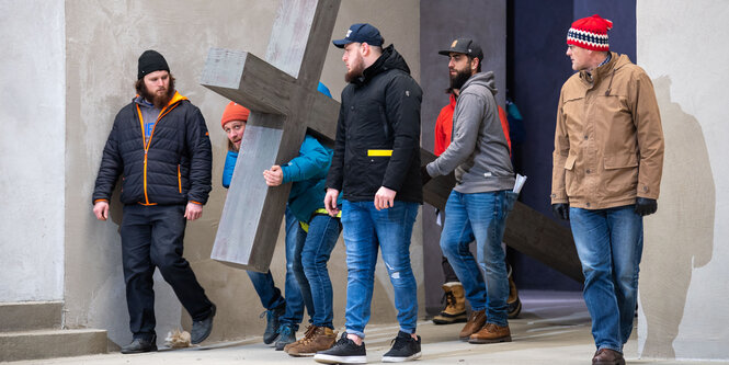 Schauspieler proben auf der Bühne vom Passionsspielhaus Oberammergau für die Passionsspiele.