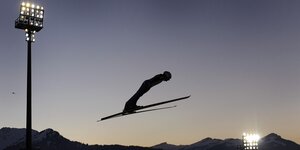 Ein Skispringer in der Luft.