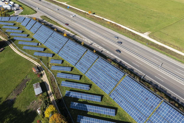 Solarannlagen an der Böschung neben einer Autobahn