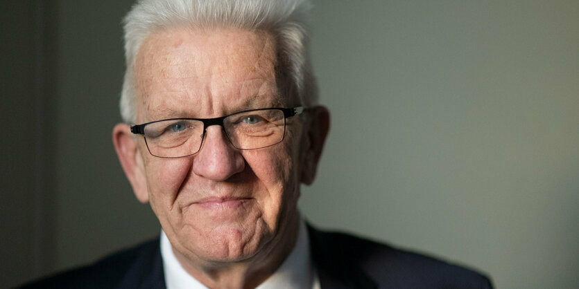 Winfried Kretschmann lächelt verhalten in die Kamera