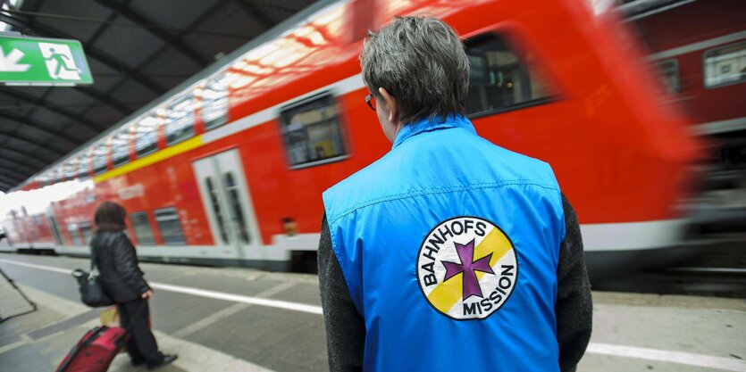 Heike Müller, Leiterin der Bahnhofsmission Halle (Sachsen-Anhalt), steht am auf einem Bahnsteig am Hauptbahnhof in Halle