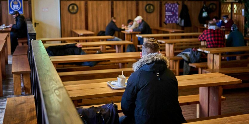 Obdachlose bekommen eine Mahlzeit