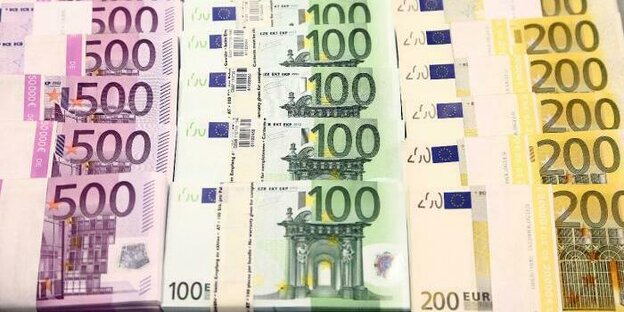 Viele Euro-Scheine im Wert von 500, 100 und 200