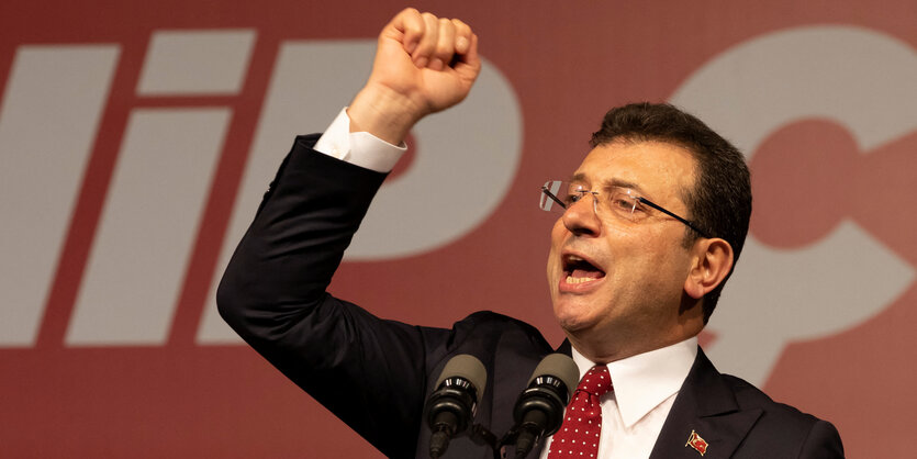 Istanbuls Bürgermeister Ekrem Imamoglu hält eine Rede