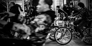 Junge Männer auf Rädern fahren über den Times Square in New York im März 2020