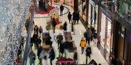 Eine Shopping-Mall aus Vogelperspektive im Weihnachtsgeschäft