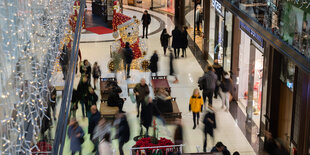 Eine Shopping-Mall aus Vogelperspektive im Weihnachtsgeschäft