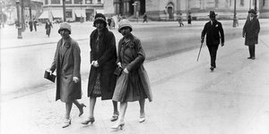 Historische Straßenszene mit drei Frauen in Berlin, zirka 1926