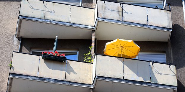 Balkon mit Sonnenschirm