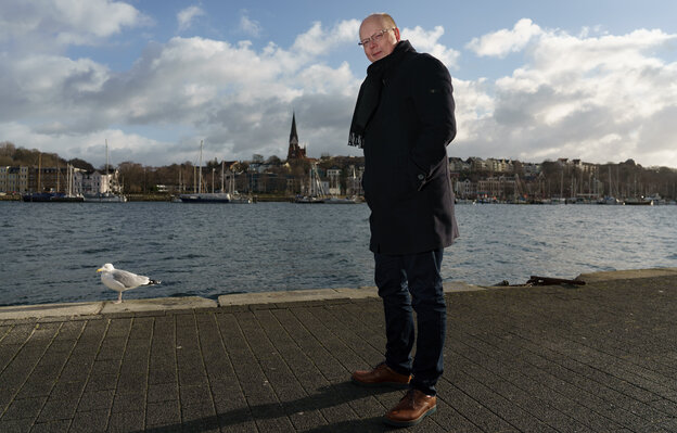 Stefan Seidler steht an der Küste