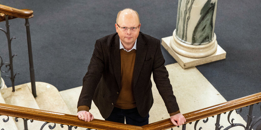 Stefan Seidler geht eine Treppe hoch