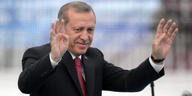 Präsident Erdogan hebt die Hände