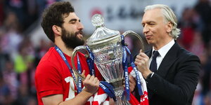 Russlands Fußballpräsident Djukow bei der Pokalübergabe