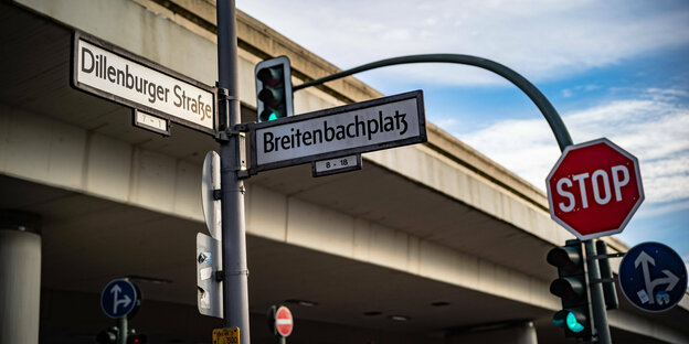 Straßenschild "Breitenbachplatz" vor Betonbrücke