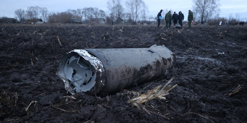 Trümmerteile der gefundenen Rakete in Belarus auf einem Acker