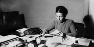 Simone de Beauvoir 1945 an ihrem Schreibtisch