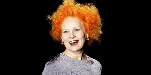 Vivienne Westwood lacht und hat rot gefärbte Haare.