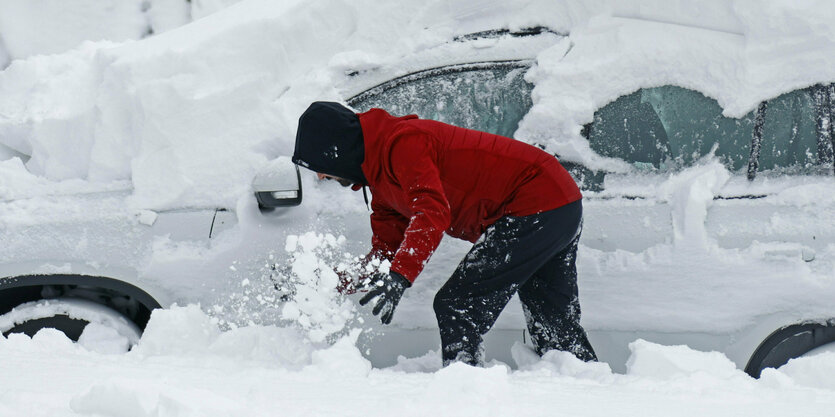 Ein Mensch schippt Schnee