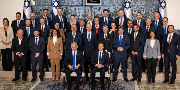 Premierminister Netanjahu mit seinen Minister:innen