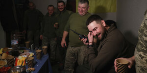 Soldaten feiern Neujahr in Donetsk in der Ukraine