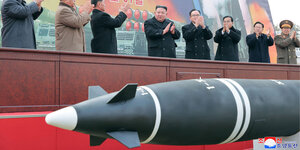 Kim Jong Un applaudiert vor einem 600mm-Mehfachraketen-System