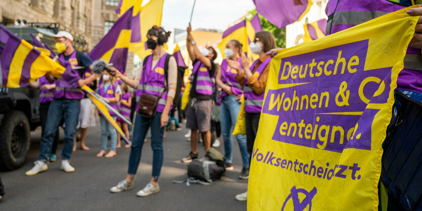 Unterstützer*innen des Enteignungs-Entscheids auf einer Demonstration