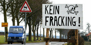 Auf einem Protestschild an einer Straße steht: "Kein Fracking!" neben einem gemalten Totenkopf