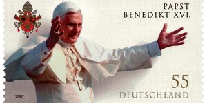 Eine Briefmarke, die den Papst Benedikt XVI. zu Lebzeiten zeigt